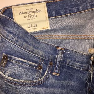A&F Men's light wash skinny jeans size 34